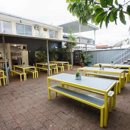 Mad Monkey Backpackers Village Cairns Exteriör bild