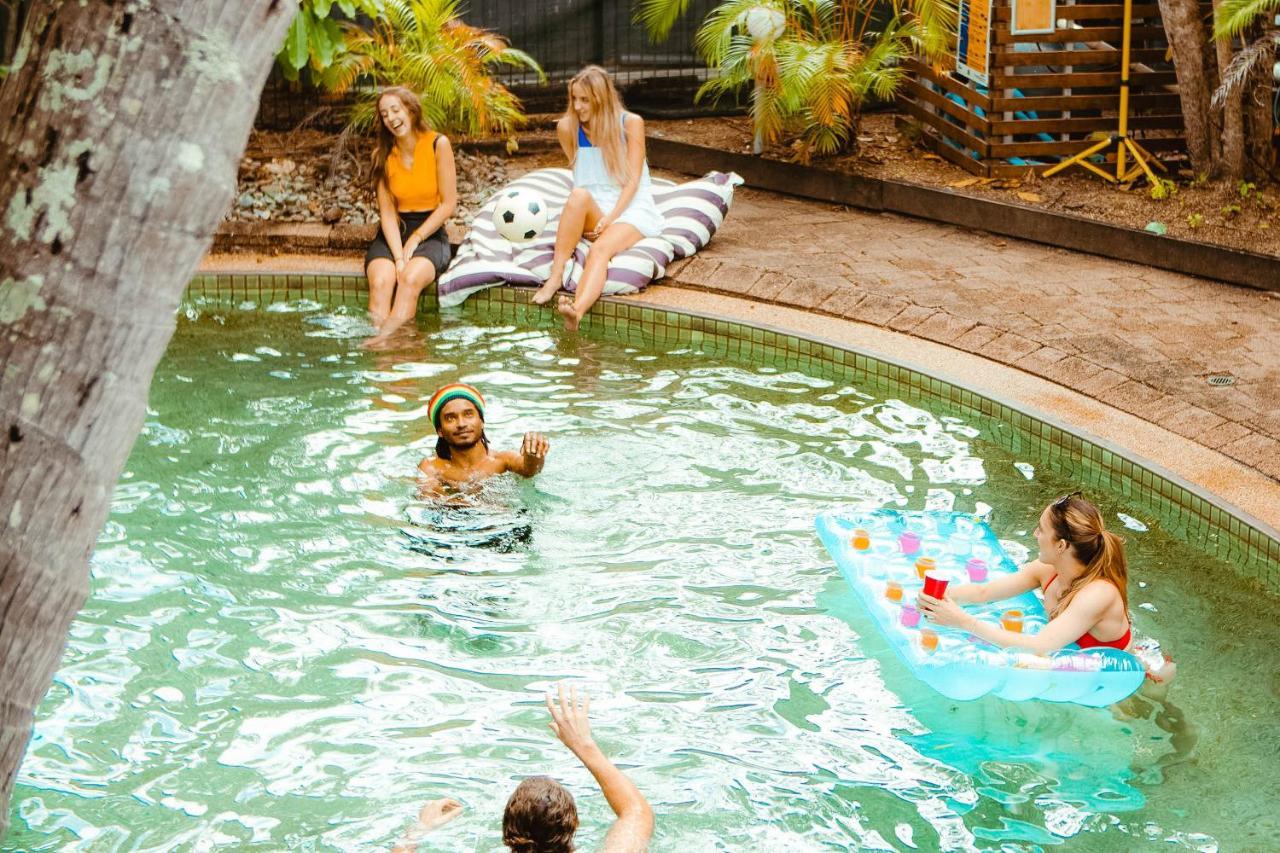Mad Monkey Backpackers Village Cairns Exteriör bild