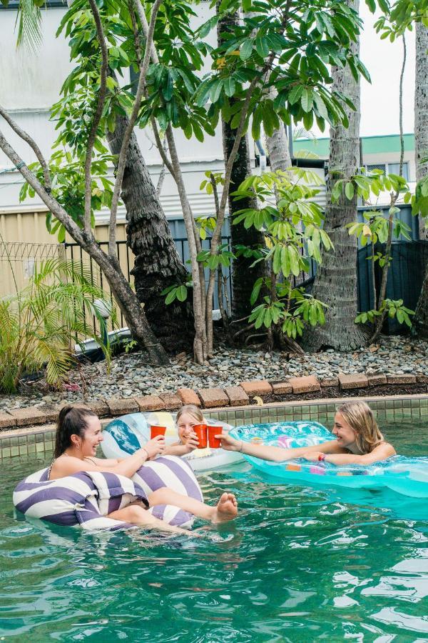 Mad Monkey Backpackers Village Cairns Exteriör bild