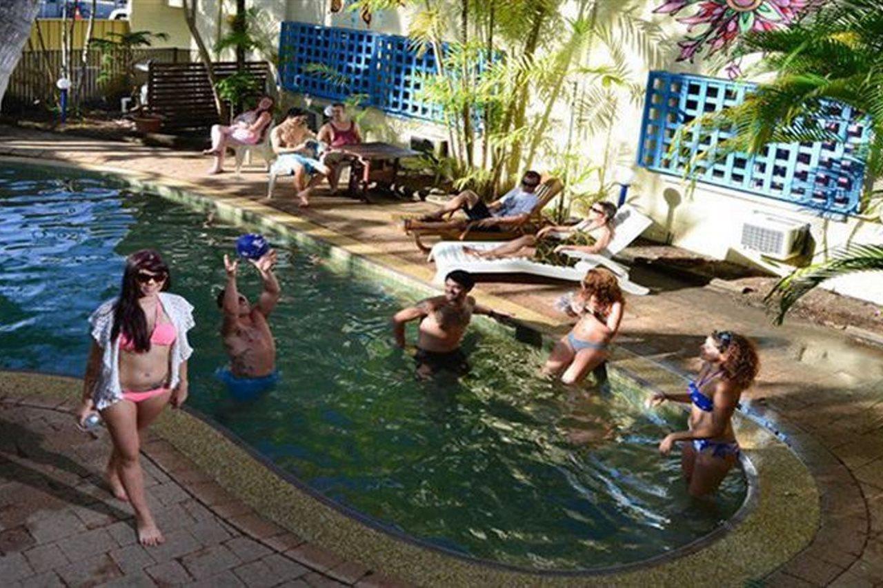 Mad Monkey Backpackers Village Cairns Exteriör bild
