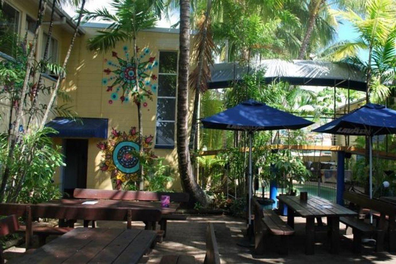 Mad Monkey Backpackers Village Cairns Exteriör bild
