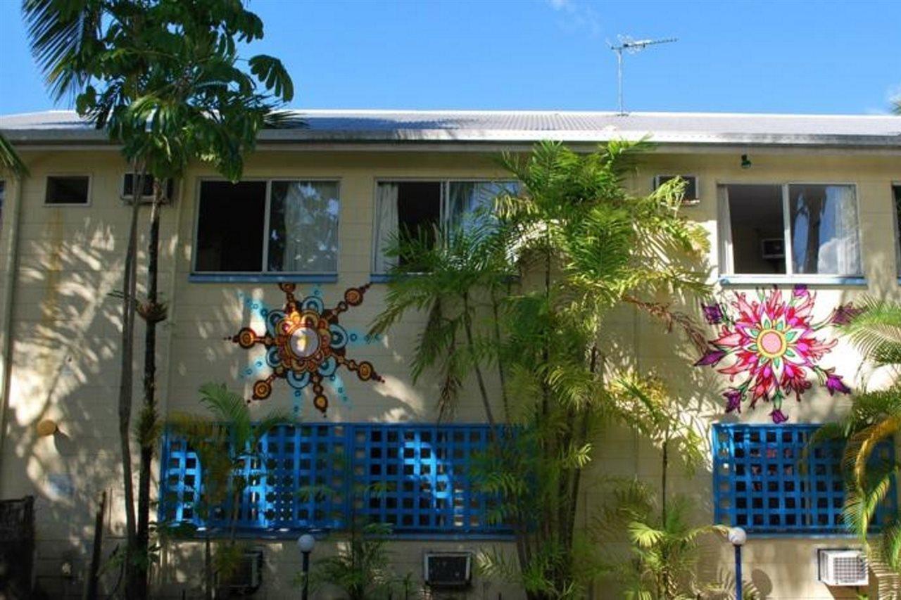 Mad Monkey Backpackers Village Cairns Exteriör bild