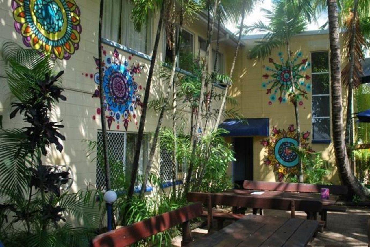 Mad Monkey Backpackers Village Cairns Exteriör bild