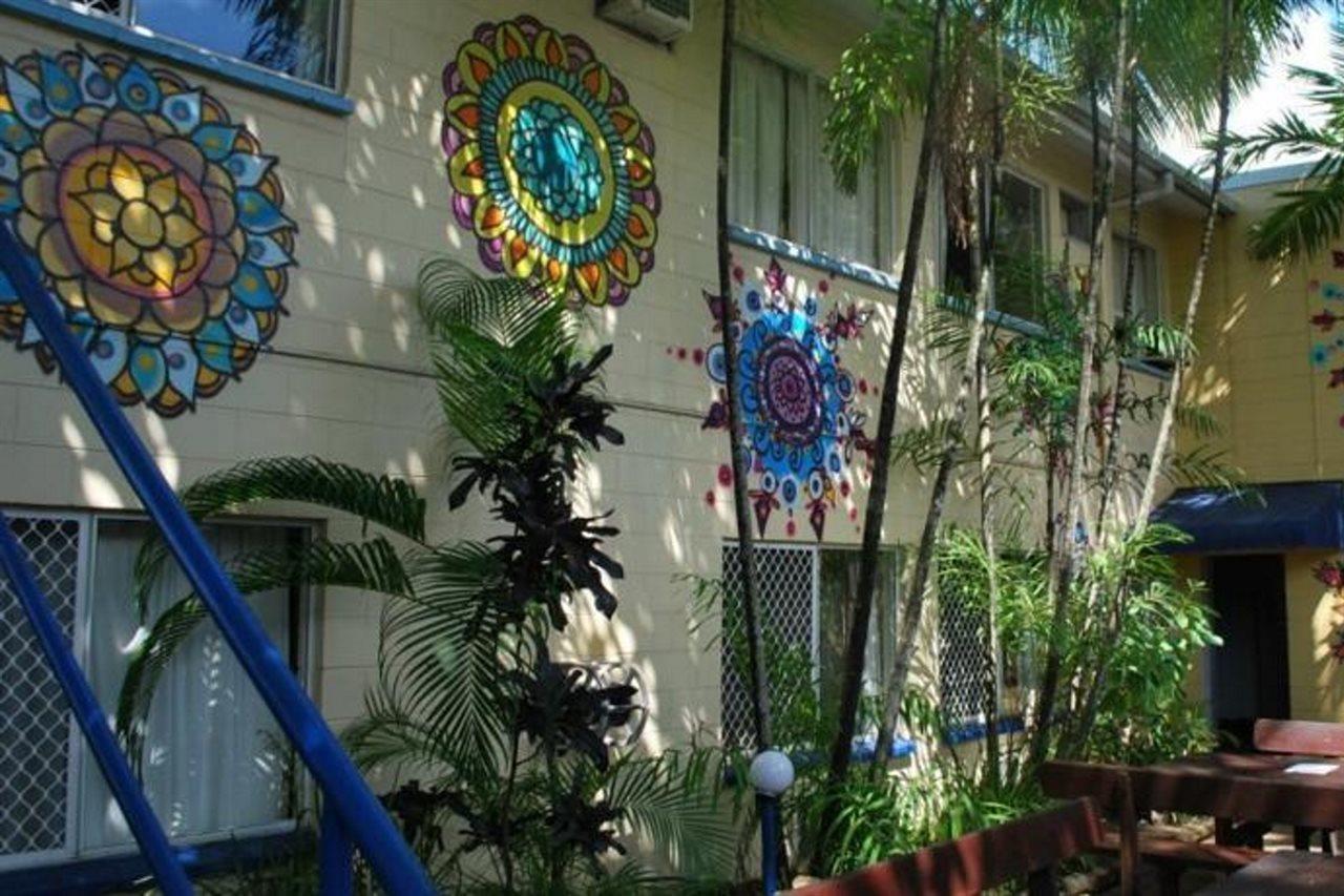Mad Monkey Backpackers Village Cairns Exteriör bild