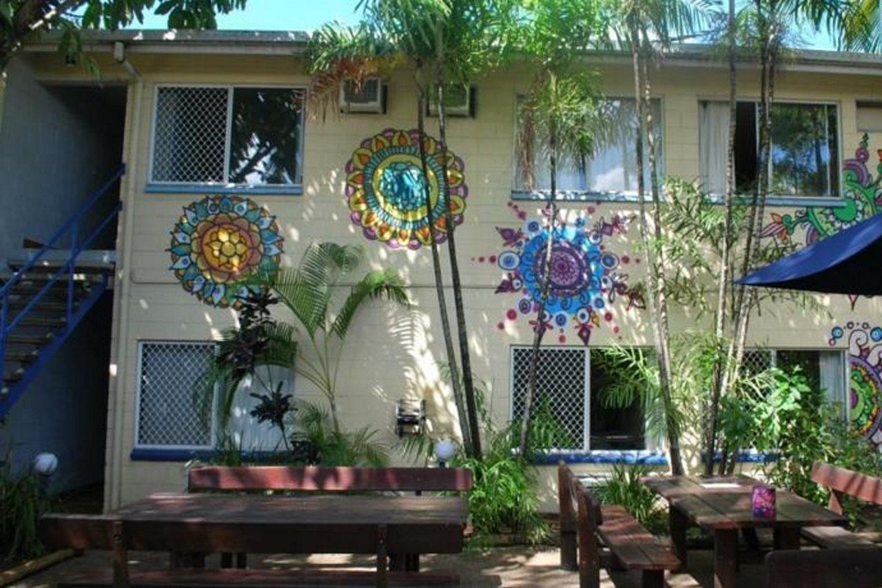 Mad Monkey Backpackers Village Cairns Exteriör bild