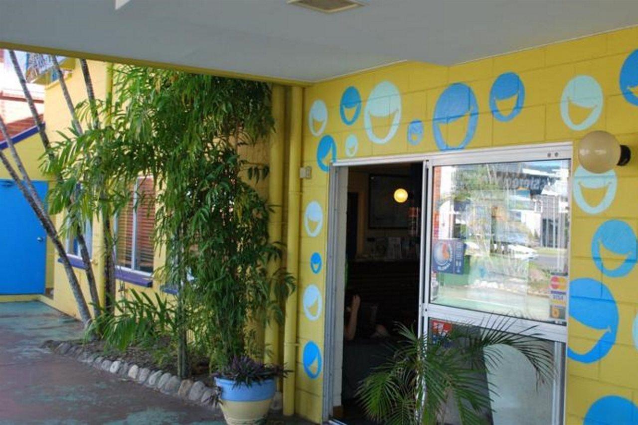 Mad Monkey Backpackers Village Cairns Exteriör bild