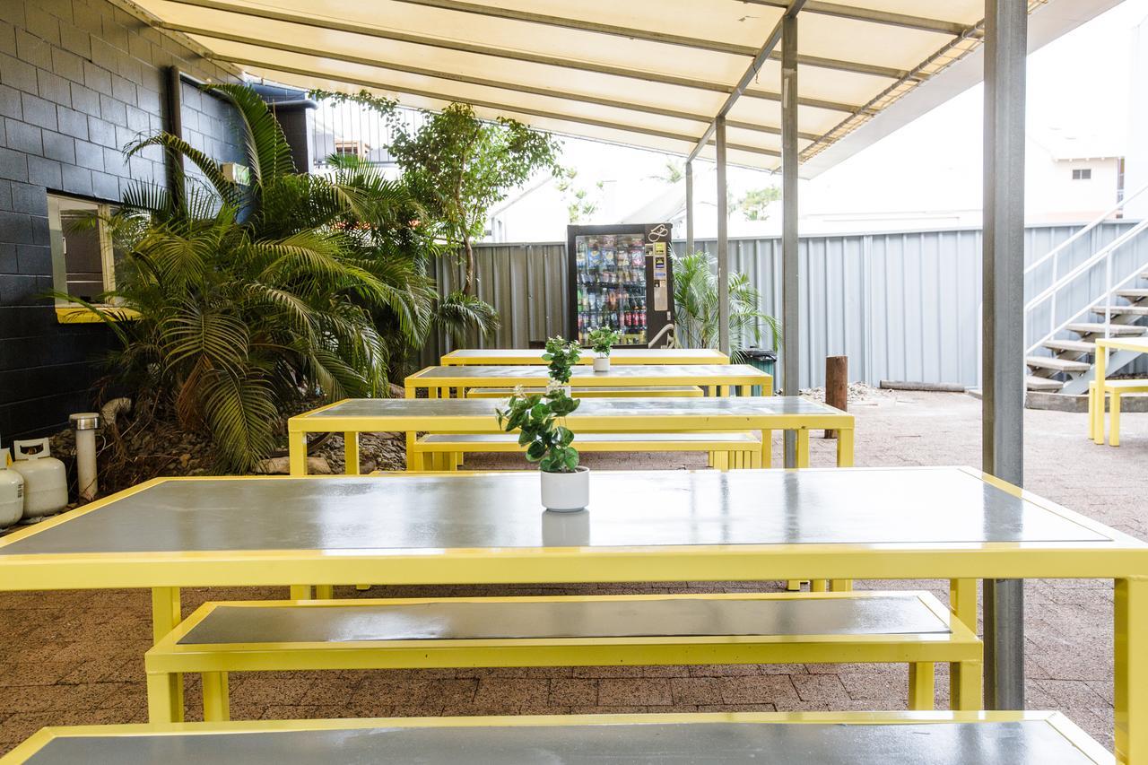 Mad Monkey Backpackers Village Cairns Exteriör bild