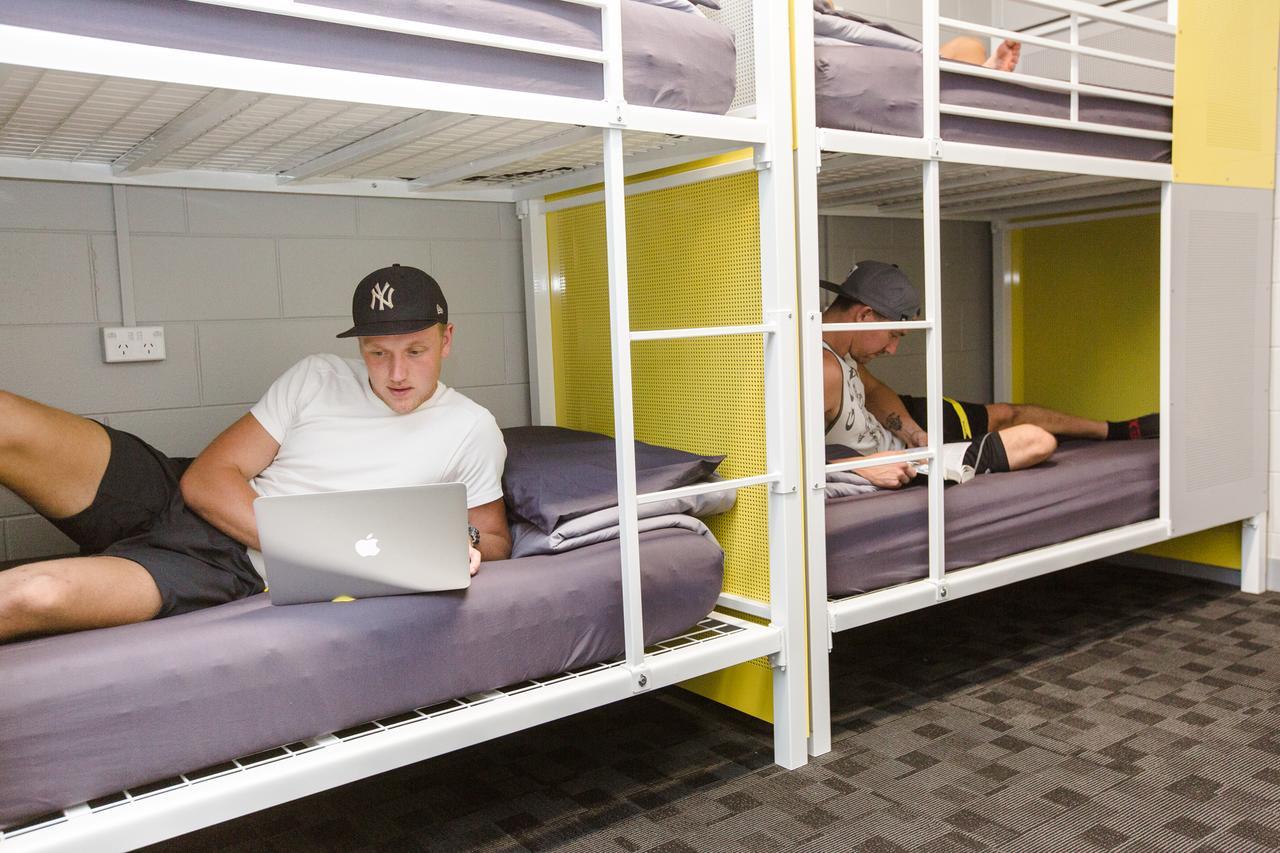 Mad Monkey Backpackers Village Cairns Exteriör bild
