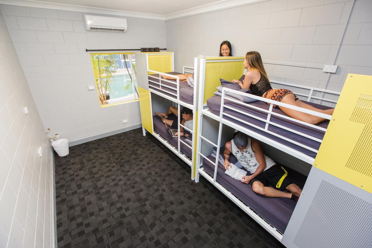 Mad Monkey Backpackers Village Cairns Exteriör bild