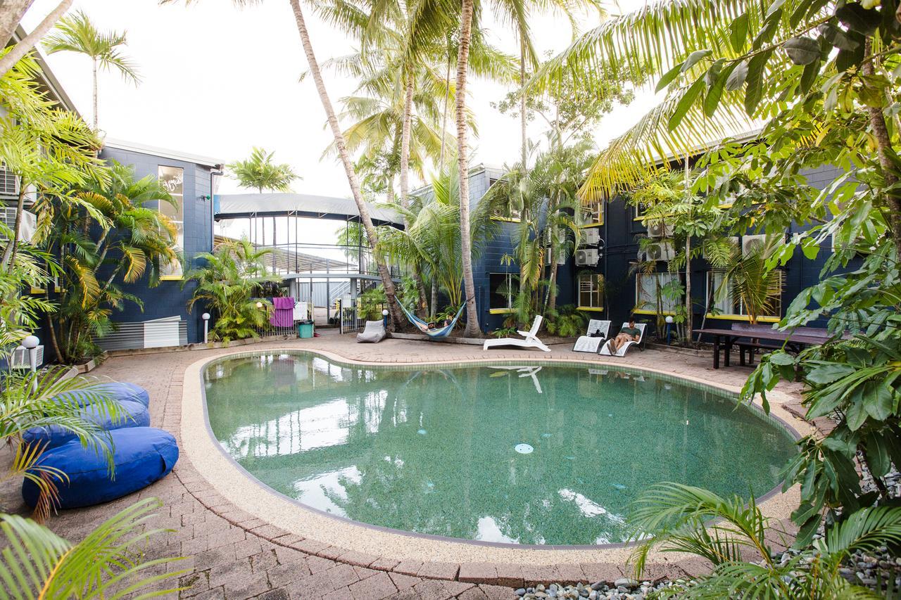 Mad Monkey Backpackers Village Cairns Exteriör bild