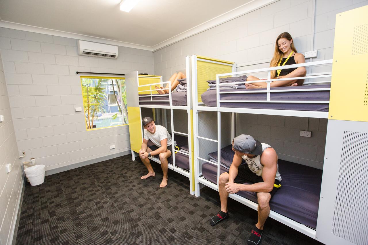 Mad Monkey Backpackers Village Cairns Exteriör bild