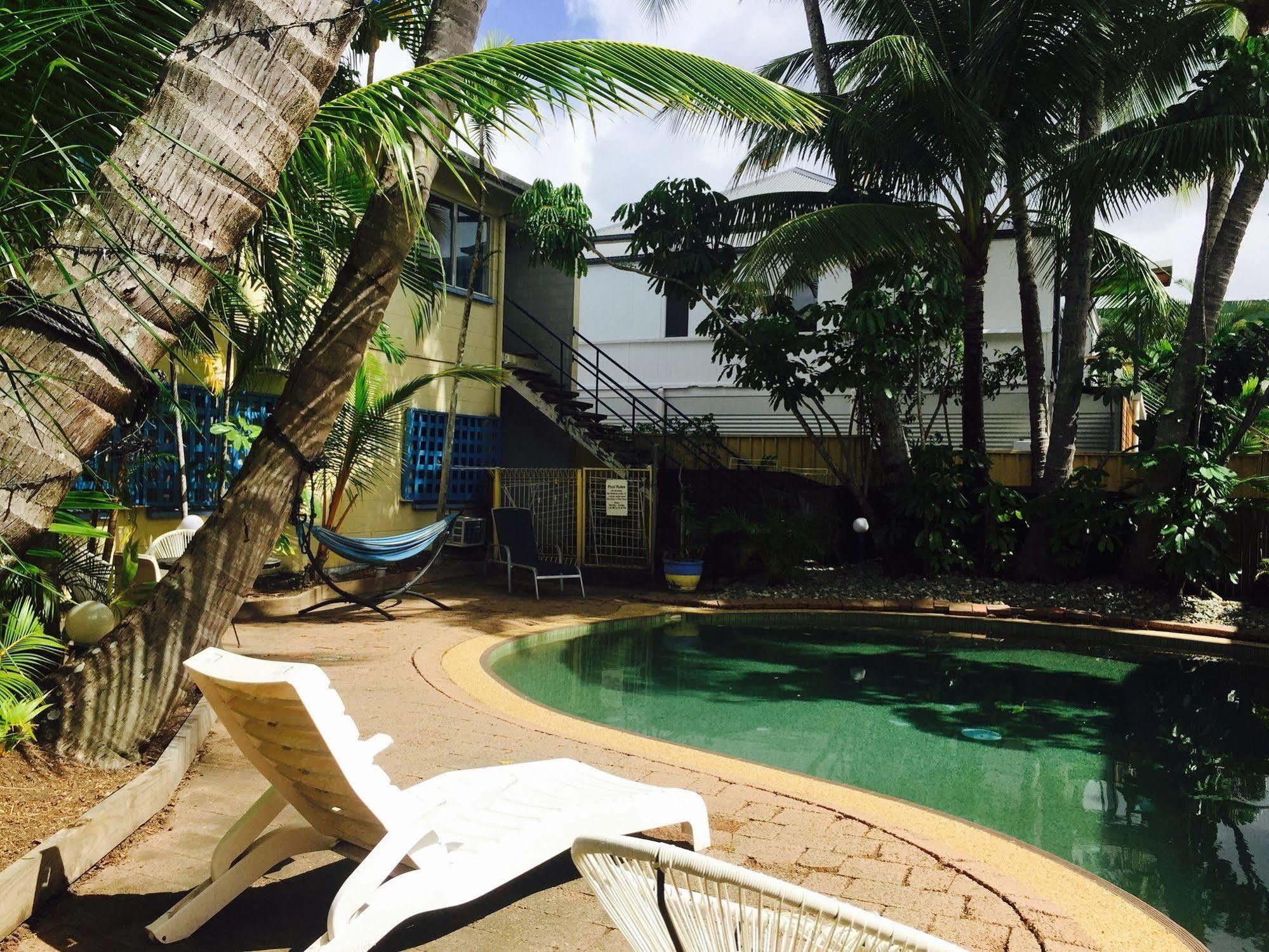 Mad Monkey Backpackers Village Cairns Exteriör bild