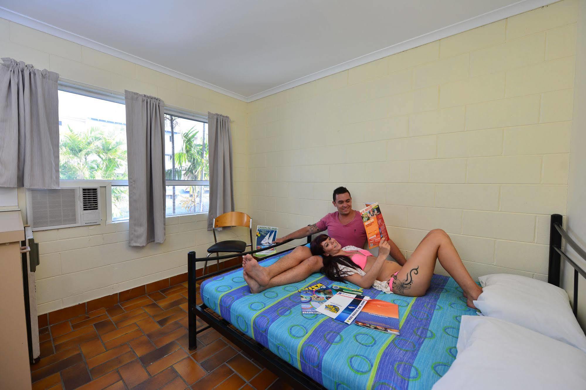 Mad Monkey Backpackers Village Cairns Exteriör bild
