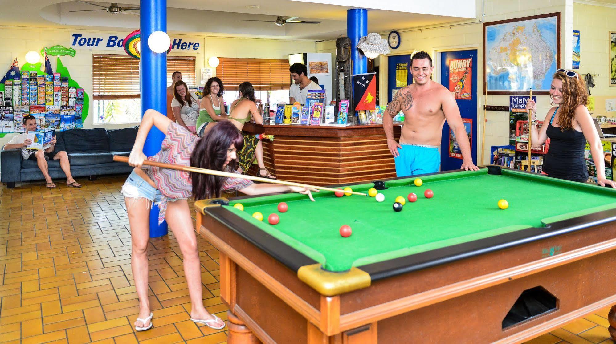 Mad Monkey Backpackers Village Cairns Exteriör bild