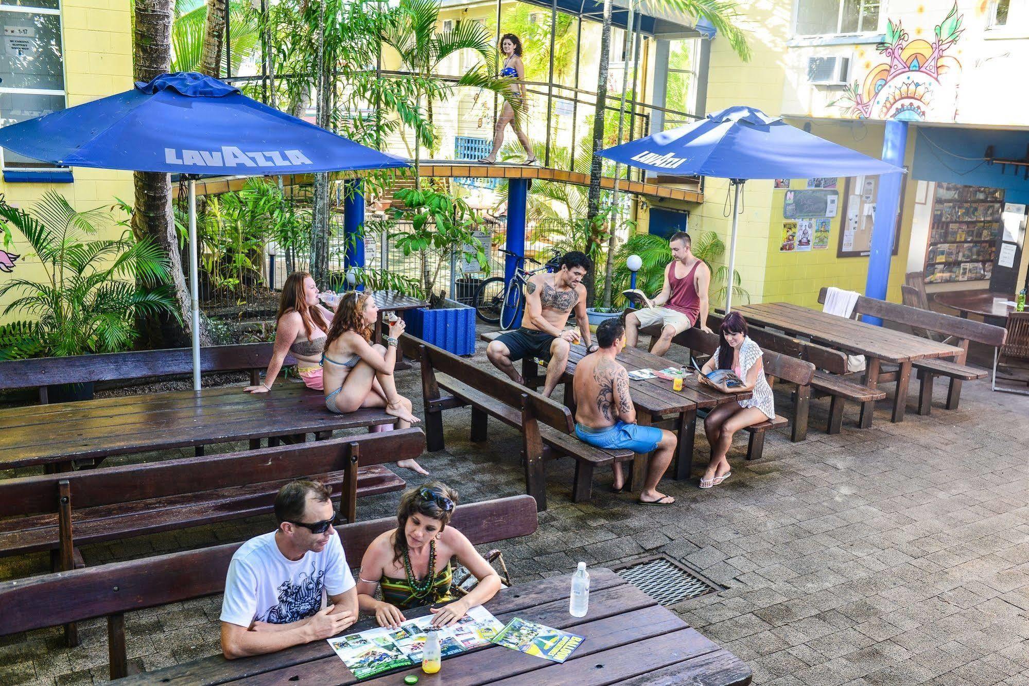 Mad Monkey Backpackers Village Cairns Exteriör bild