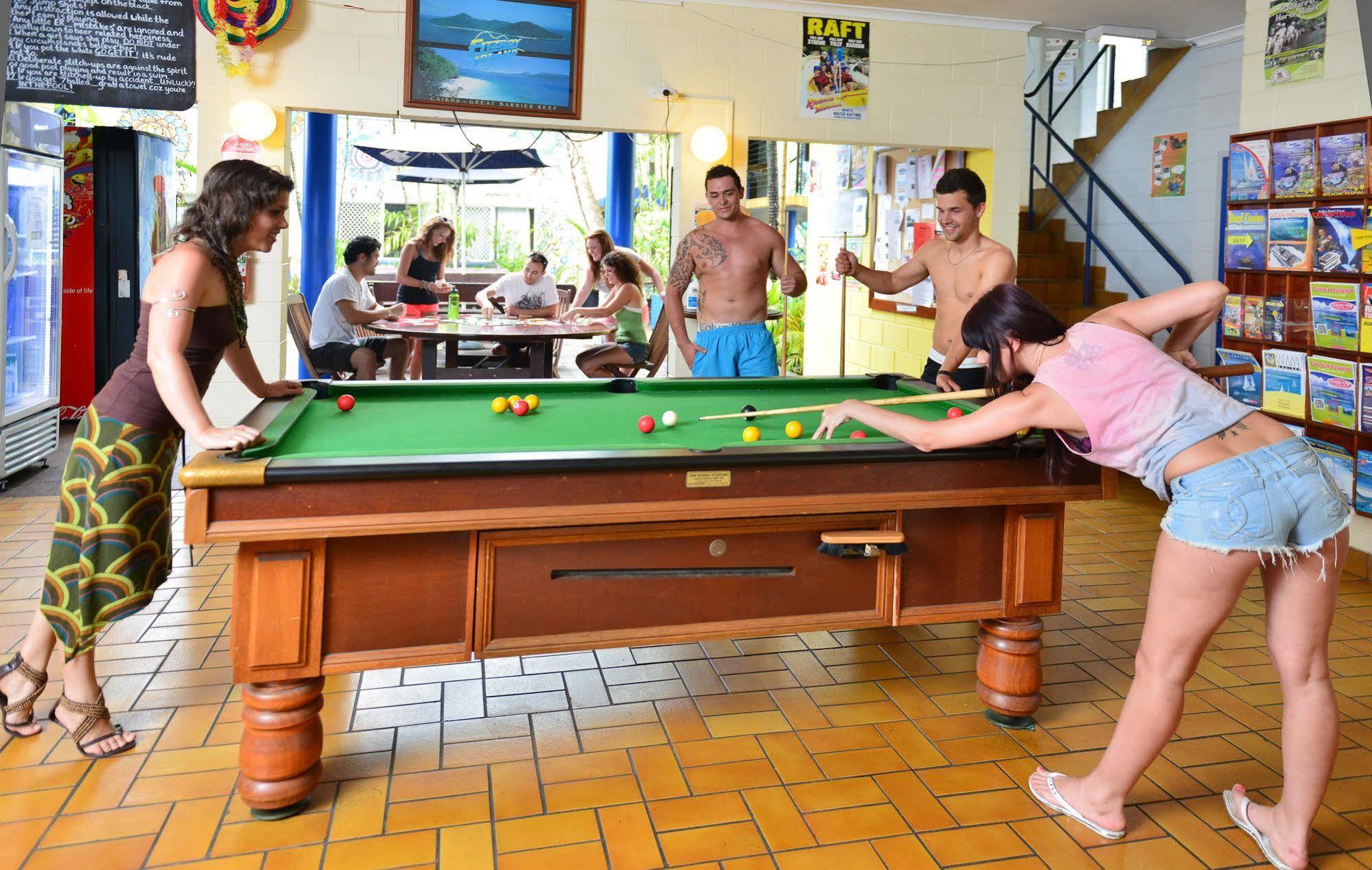 Mad Monkey Backpackers Village Cairns Exteriör bild