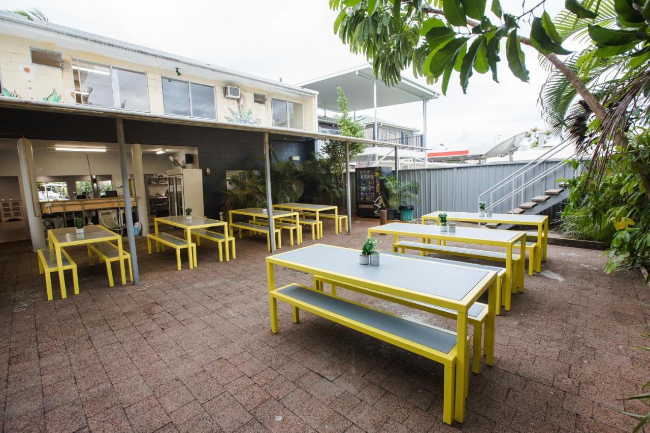 Mad Monkey Backpackers Village Cairns Exteriör bild