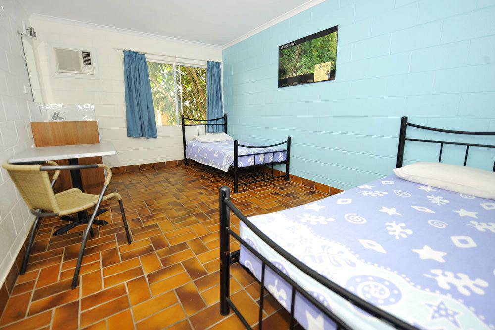 Mad Monkey Backpackers Village Cairns Exteriör bild