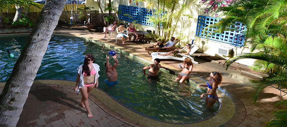 Mad Monkey Backpackers Village Cairns Exteriör bild